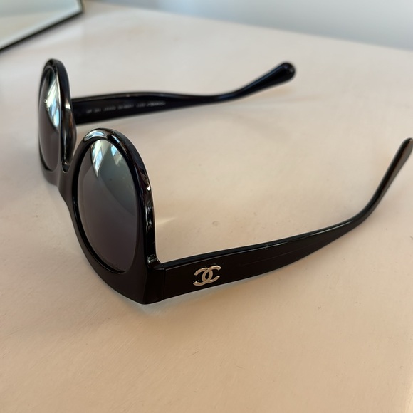 Chanel Black Audrey Hepburn style sunglasses - Picture 5 of 9